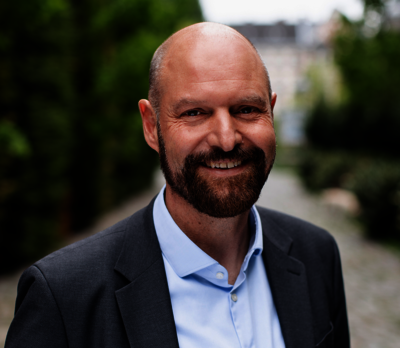 Porträt von Dr. Andreas Stöhr, Vorstandsvorsitzender des KKS-Netzwerks.